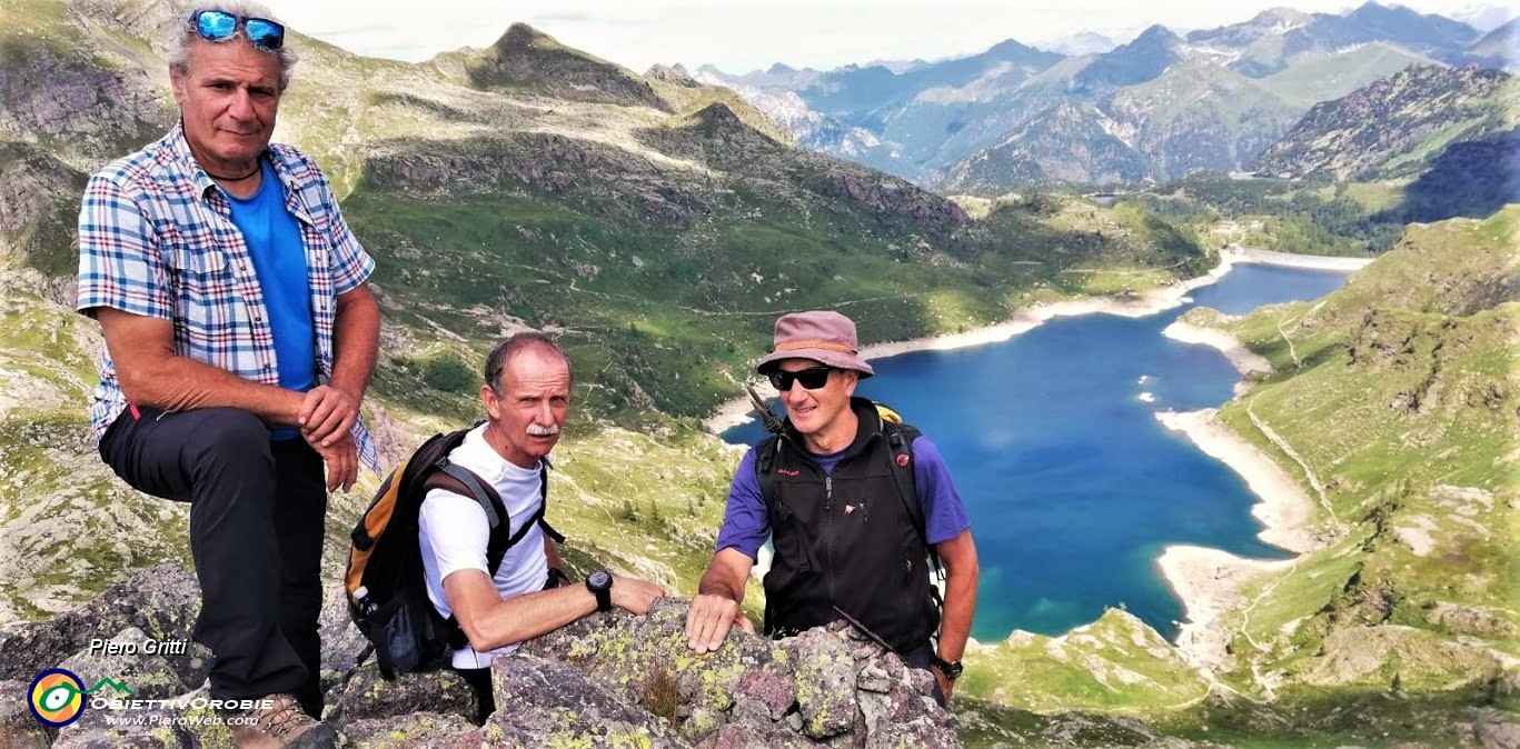 47 In vetta al Pizzo Camilla (2230 m) i 'Tri Bortoi'  con vista sui Laghi Gemelli.jpg